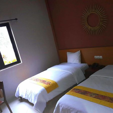 Hotel Transit Пасуруан Экстерьер фото