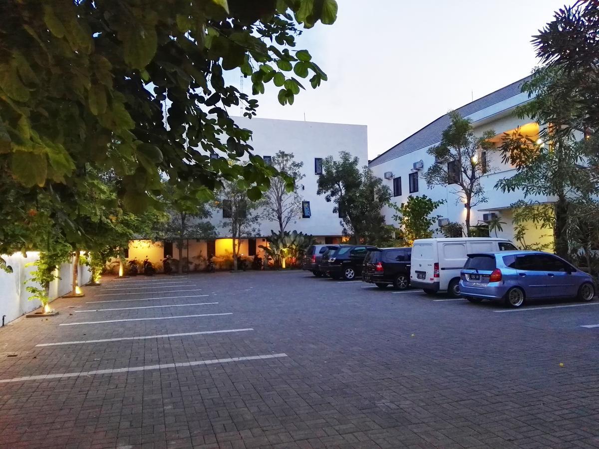 Hotel Transit Пасуруан Экстерьер фото