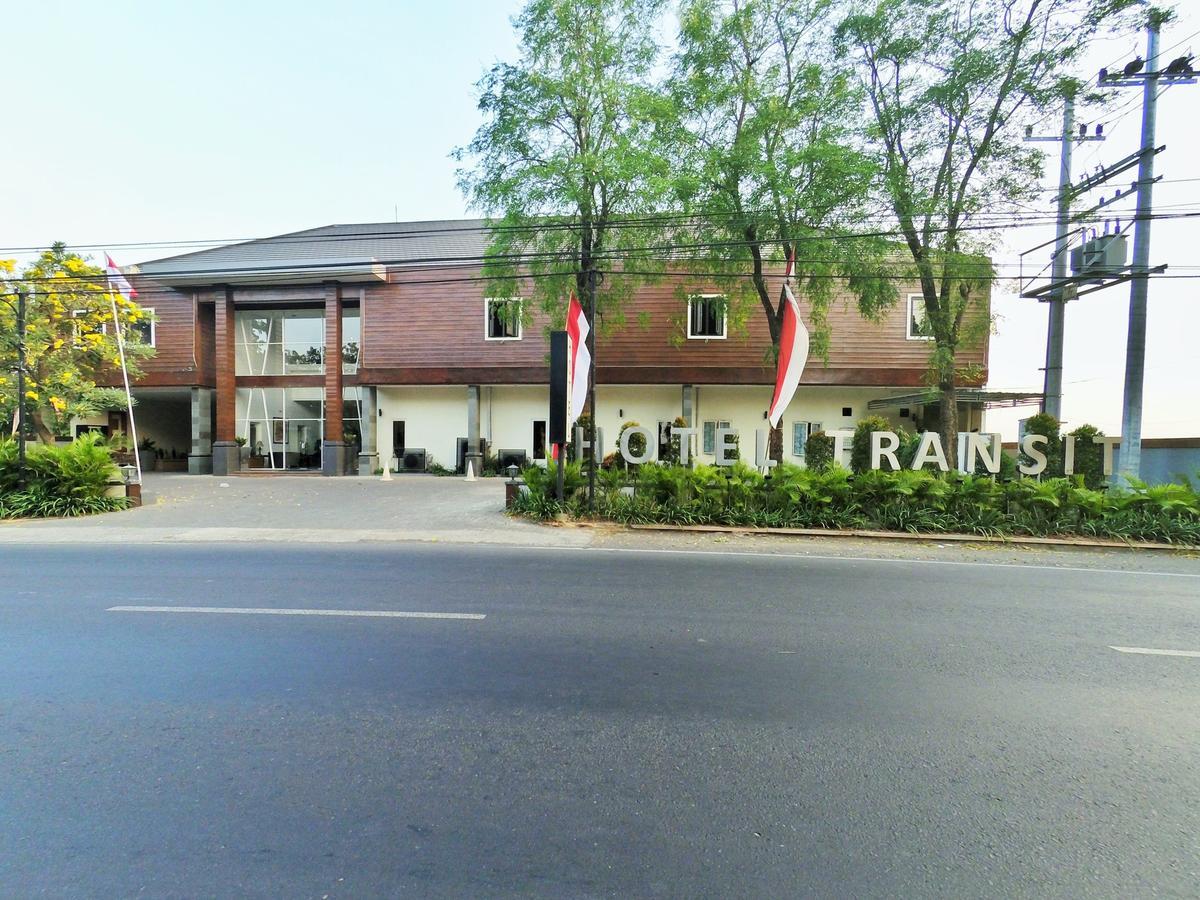 Hotel Transit Пасуруан Экстерьер фото