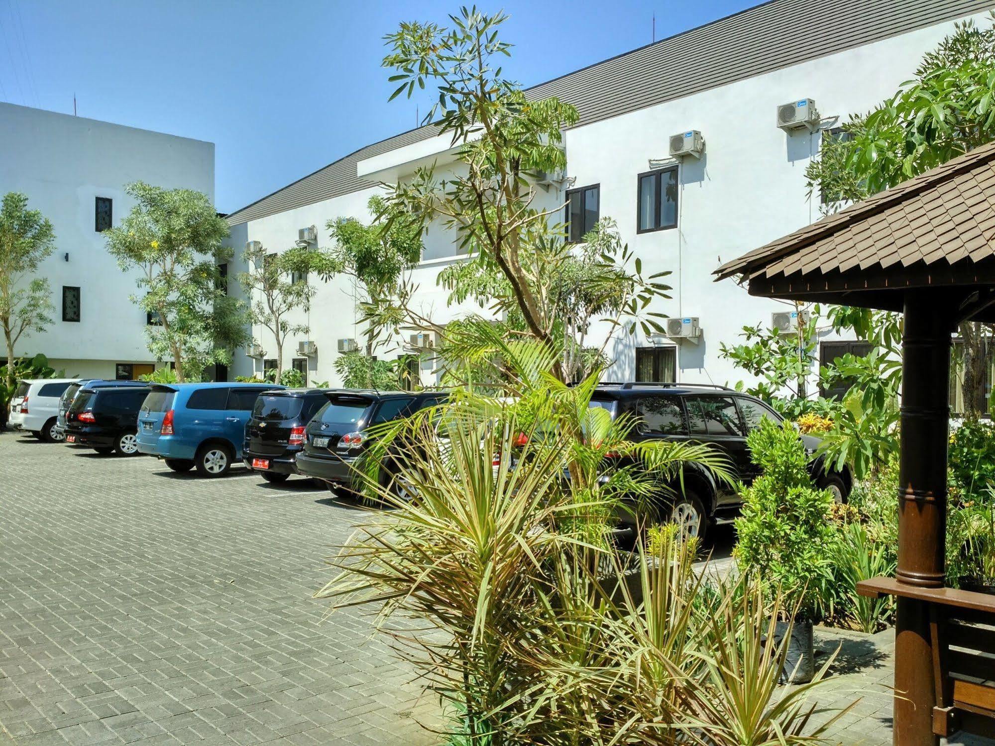 Hotel Transit Пасуруан Экстерьер фото